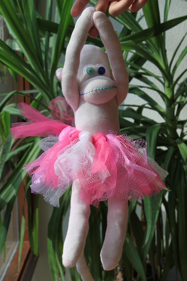 袜子猴子穿着芭蕾舞裙