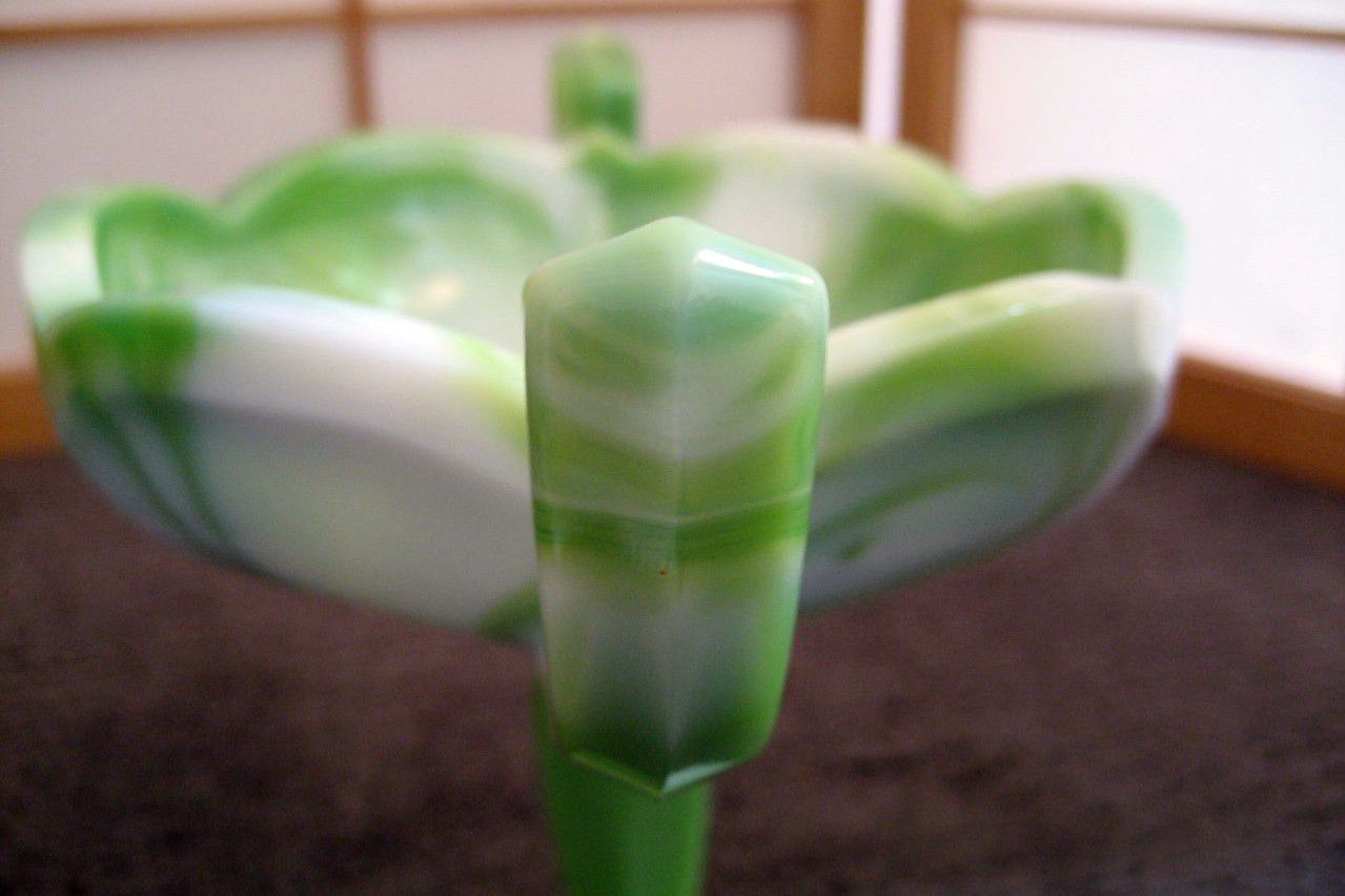 绿色和白色漩涡牛奶玻璃基座盘由威斯特摩兰玻璃公司