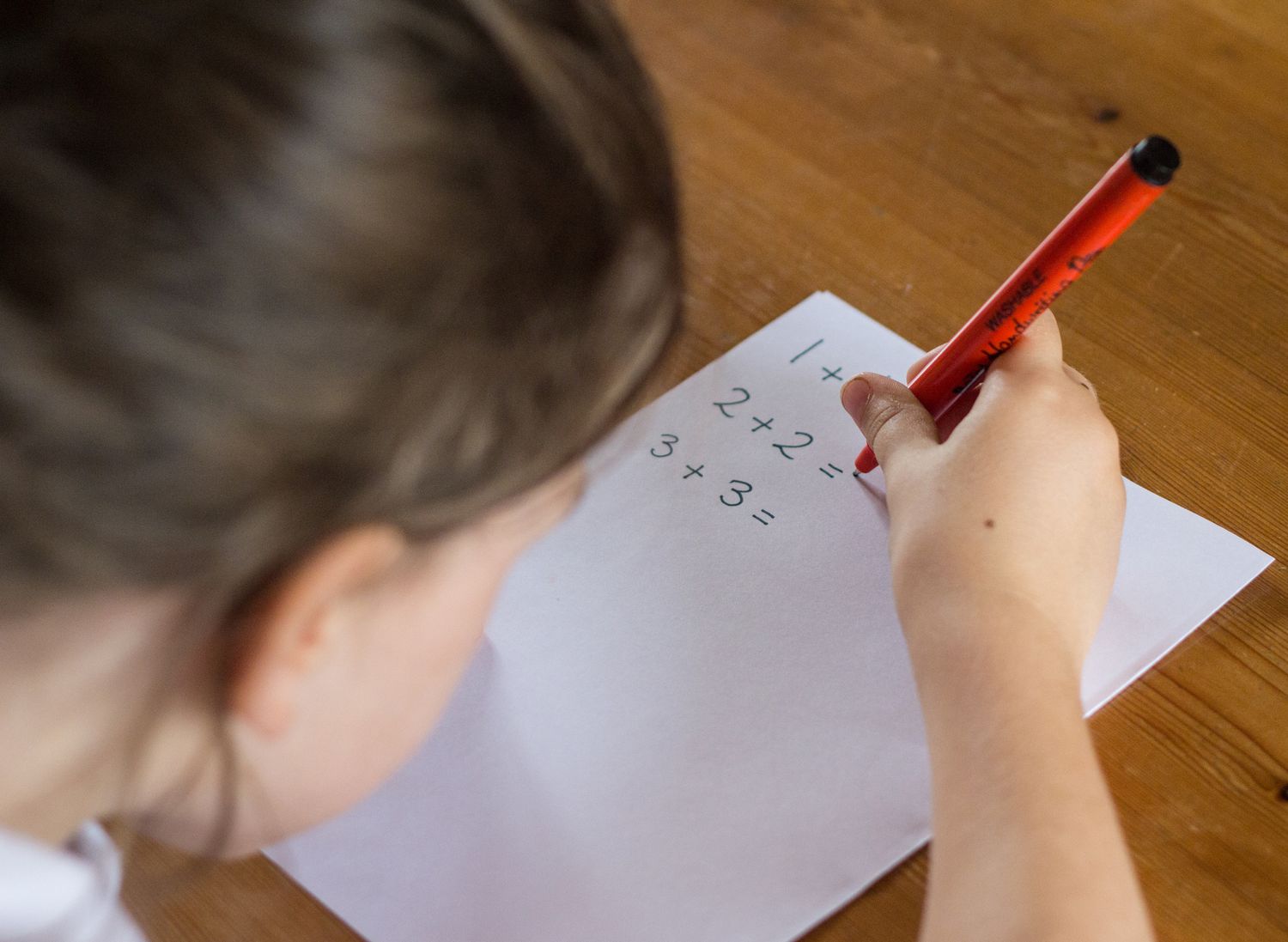 年轻女孩解决简单的数学问题。