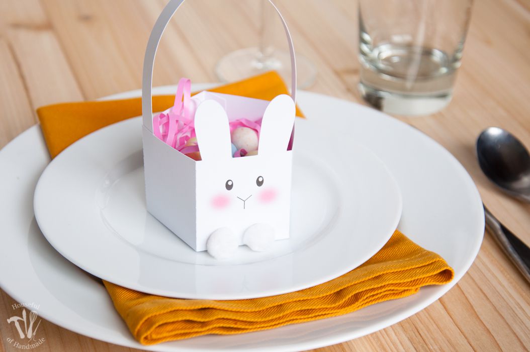 桌子上的纸复活节兔子篮子