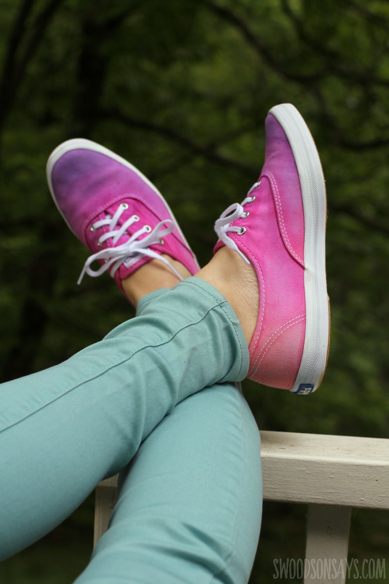粉红色和紫色扎染的鞋子