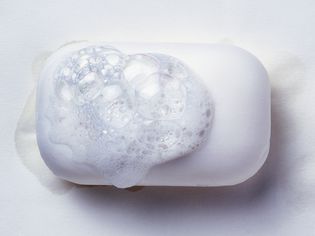 一块白色的肥皂用肥皂泡沫