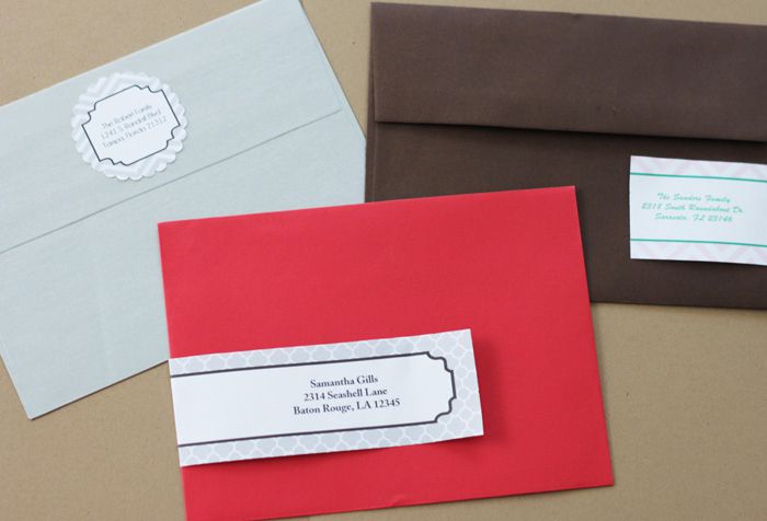 信封上三种不同风格的地址标签。