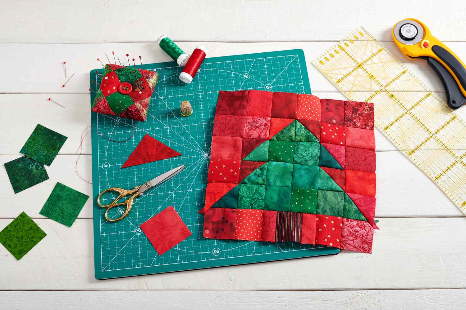 圣诞树拼凑块,块织物,拼布和缝纫配件白色木制背景