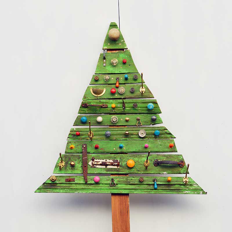 升级回收的圣诞树由零碎和木板涂成绿色。