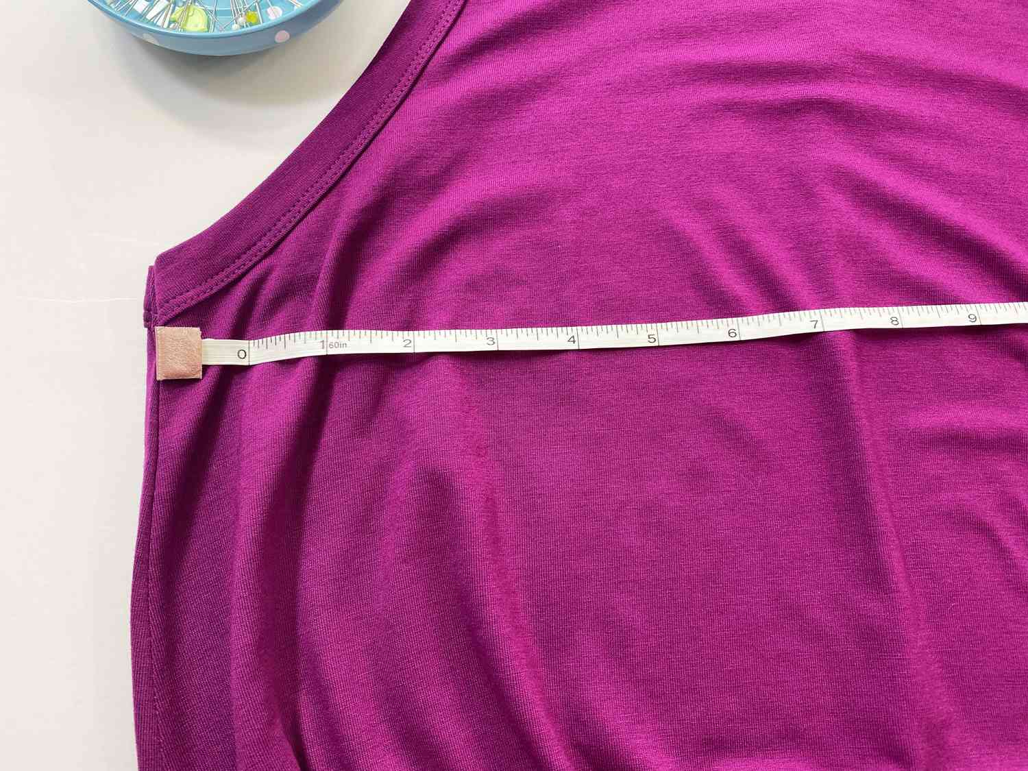 一个卷尺的紫色裙子