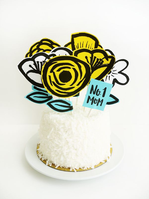 蛋糕上有鲜花和写着“第一妈妈”的牌子
