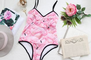 粉红色的火烈鸟的泳装的紧身衣裤的模式