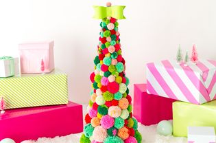 一棵由五颜六色的绒球做成的圣诞树。
