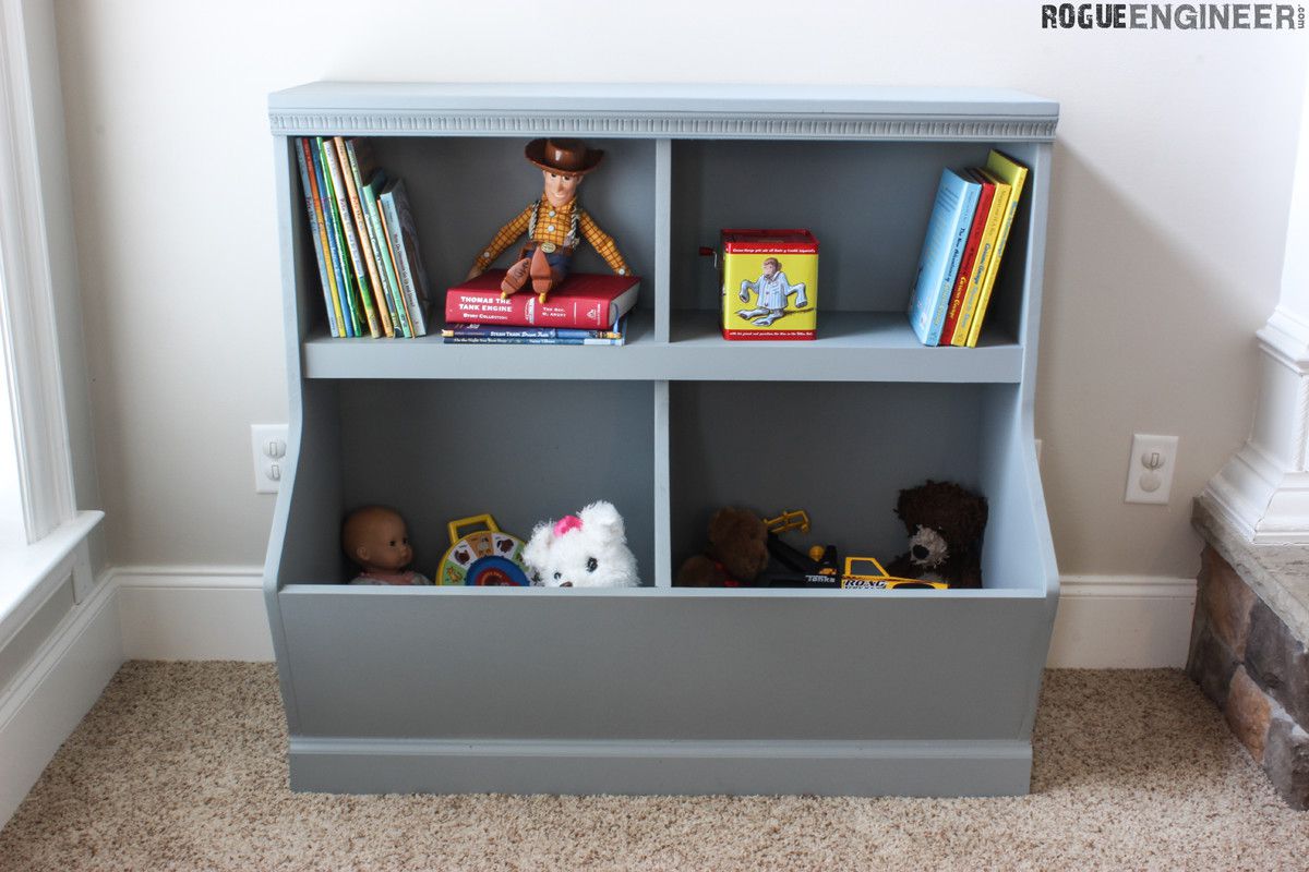 一个木制书架和装满玩具和书籍的玩具盒