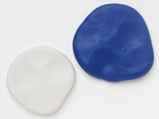两个平面圆片白色和蓝色软陶