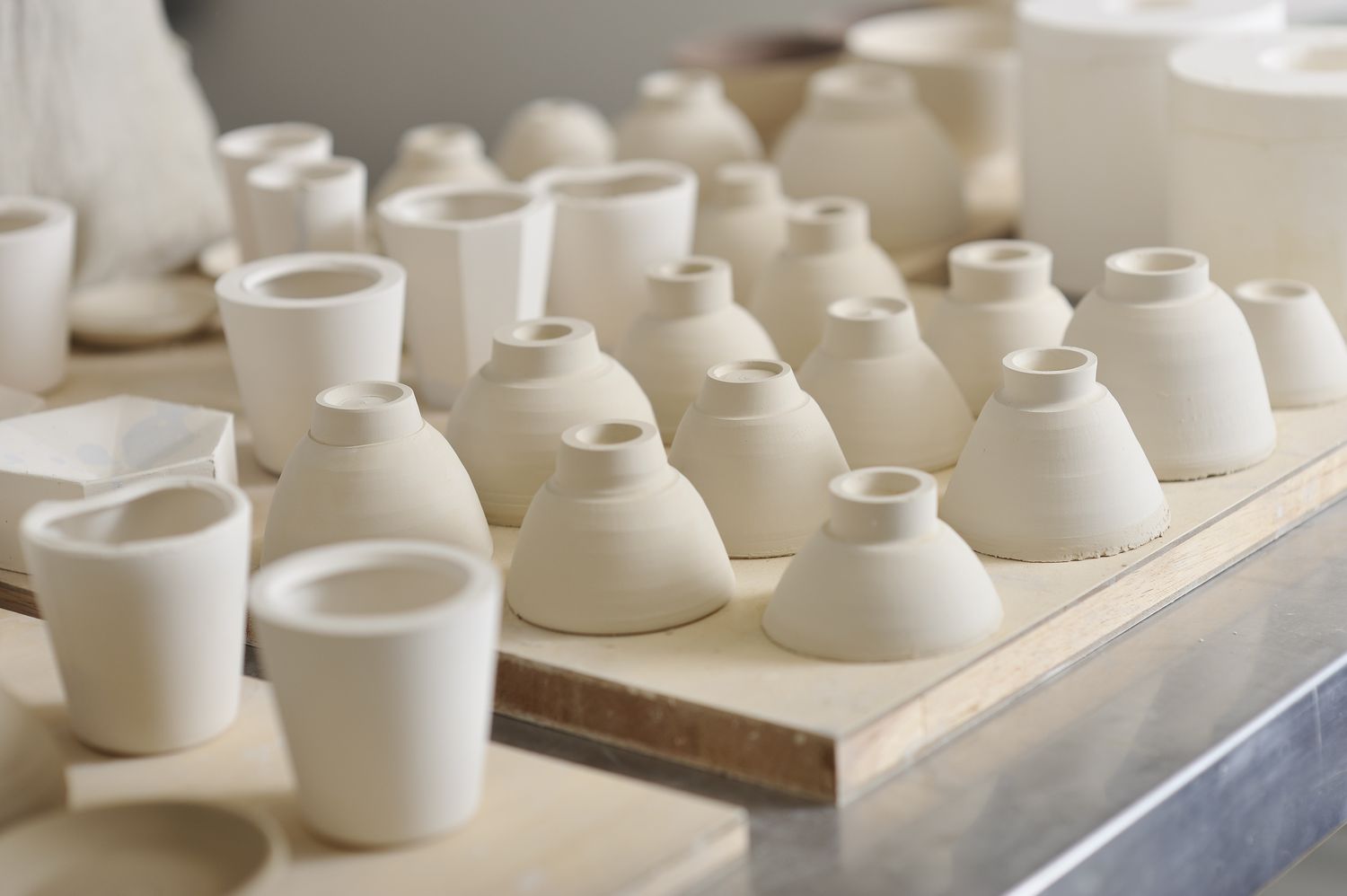陶瓷在烧制过程中会缩水，这是没有经验的陶工经常遇到的问题