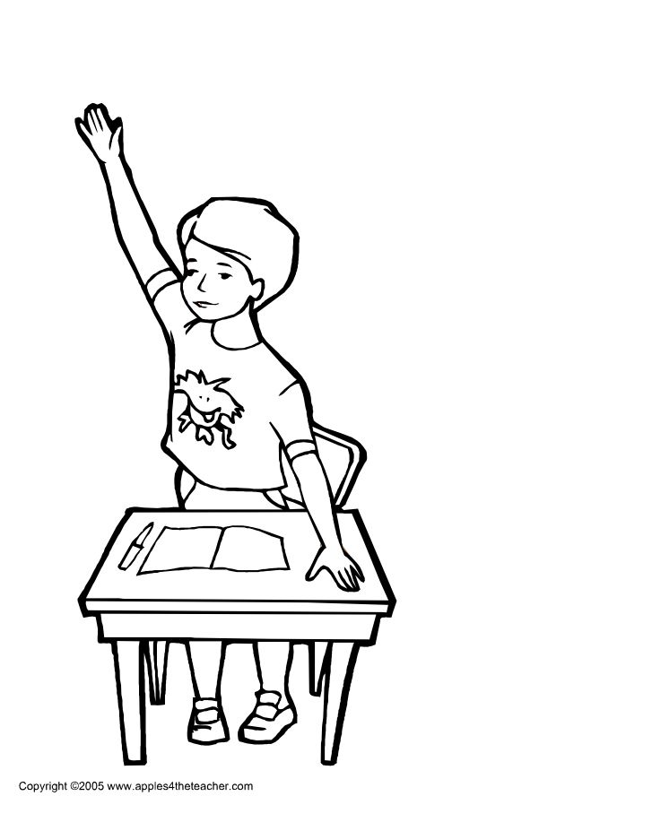 一个男孩坐在课桌上提高他的手