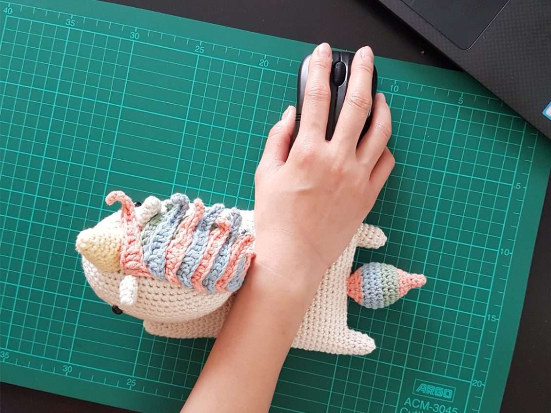 电脑鼠标上的手和手腕休息钩针独角兽缓冲。