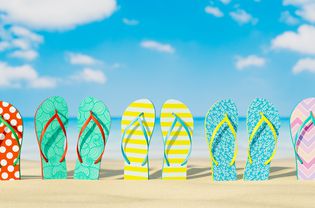 五彩缤纷的拖鞋在海滩上
