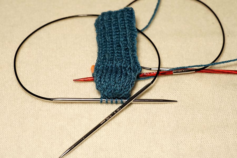 一个钩针蓝色袜子针连接形成的。