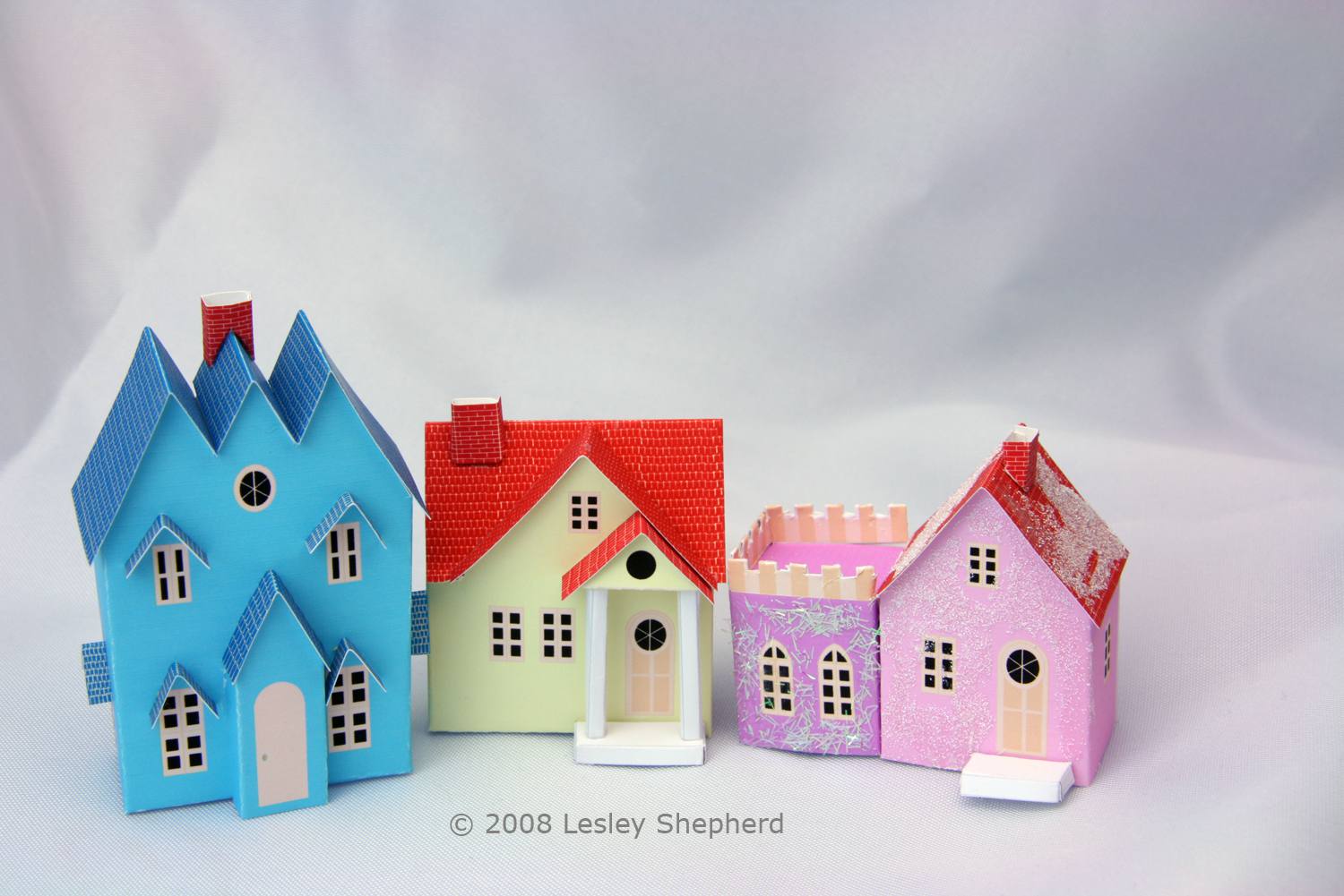 三个傻瓜风格的印刷微型别墅在圣诞村展示的N比例。
