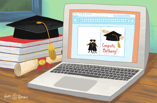 屏幕上有毕业剪贴画的笔记本电脑，旁边是书，一顶帽子和一张文凭。