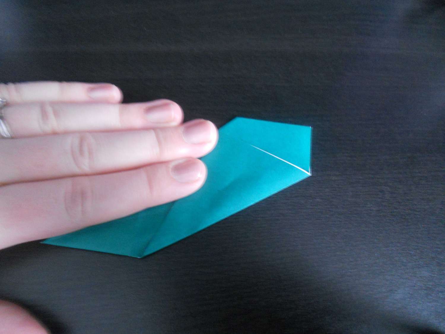 折叠中间折痕的纸飞机
