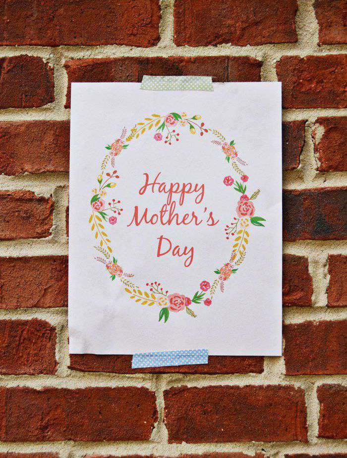 “母亲节”的标志贴在砖墙上。
