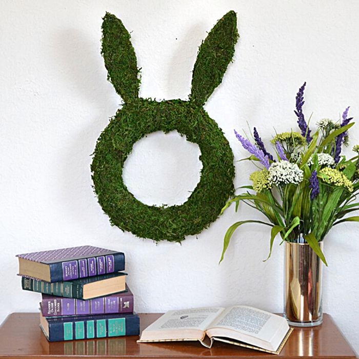 DIY兔子形状的苔藓覆盖花环