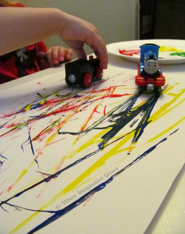 孩子绘画与玩具火车