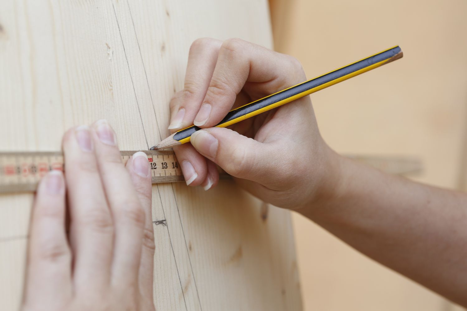 裁剪的女人测量木材