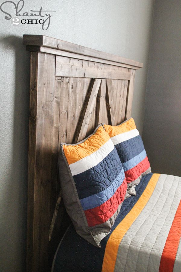 一个DIY床头板,看上去就像一个谷仓的门