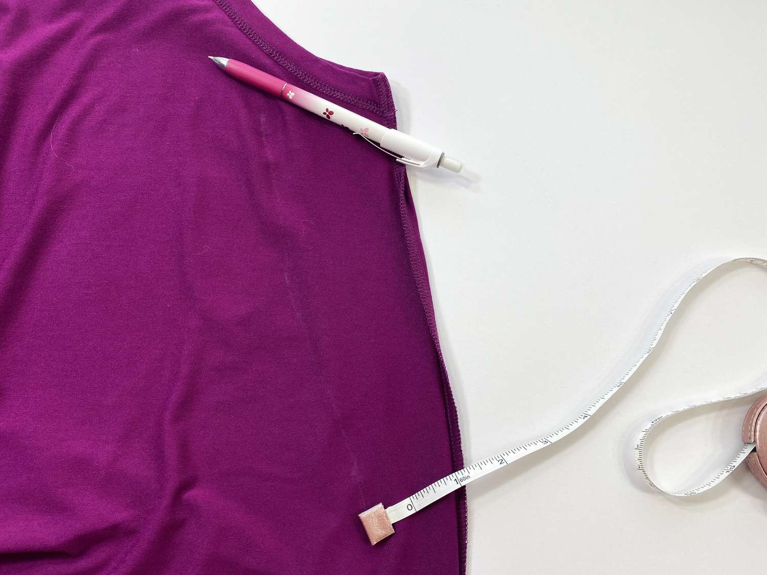 一个紫色的裙子,标记工具,测量和磁带