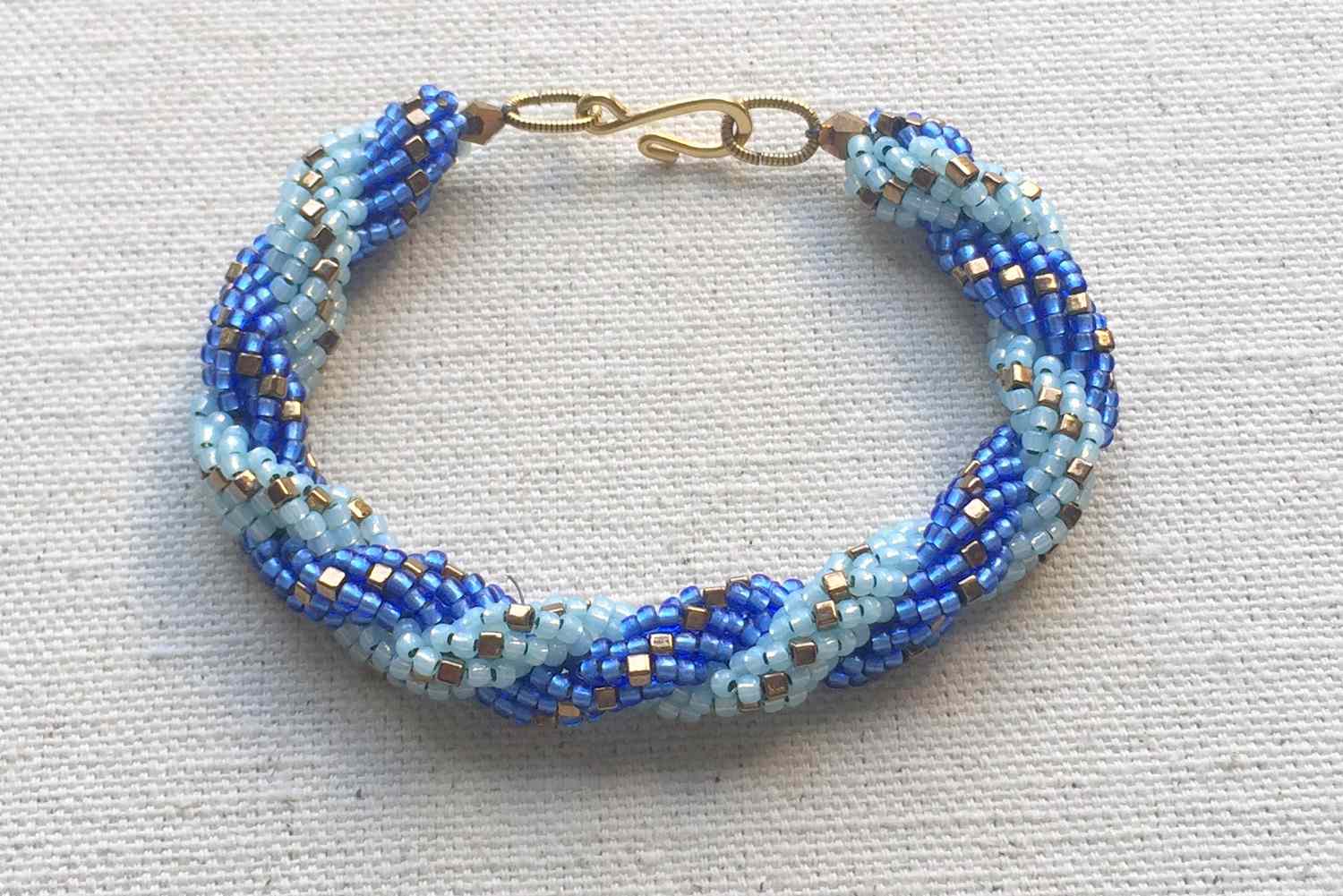 双螺旋绳手镯在两种色调的蓝色