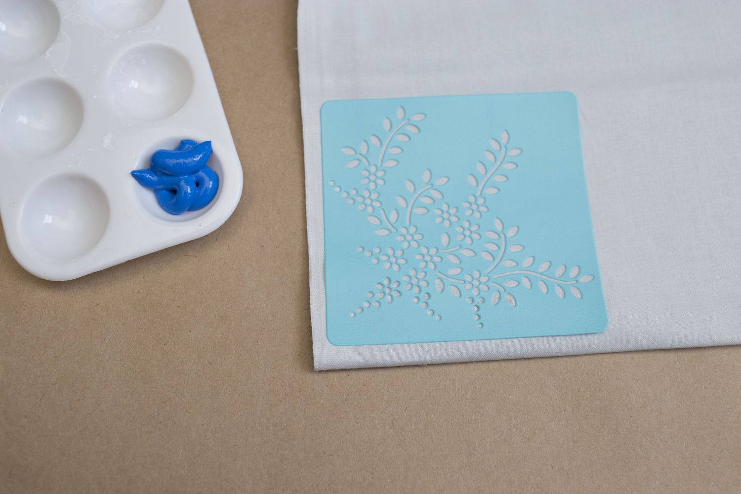 模板的餐巾放在蓝色油漆