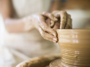 近距离的女性陶艺家的手碗
