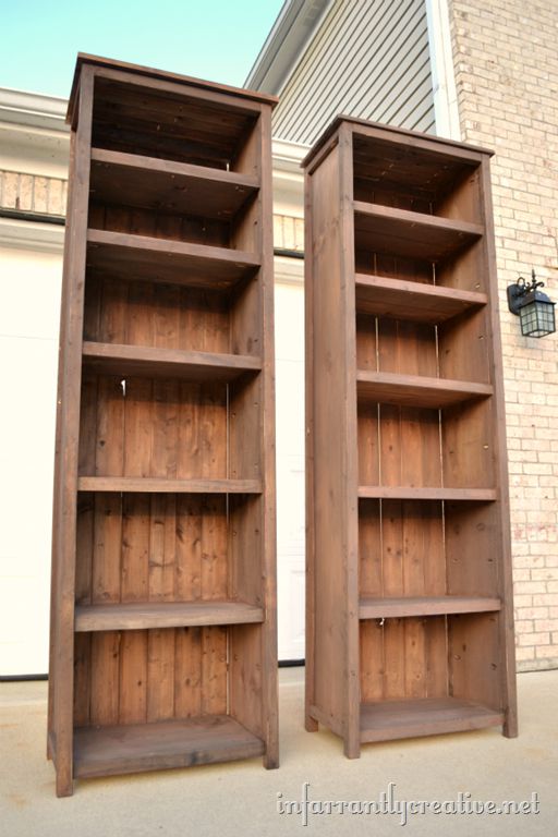 两个高,狭窄的书架。