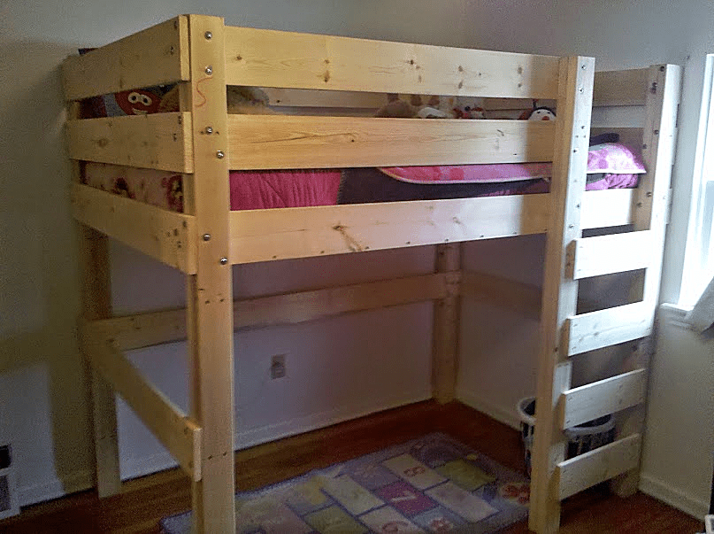 带梯子的木质高架床