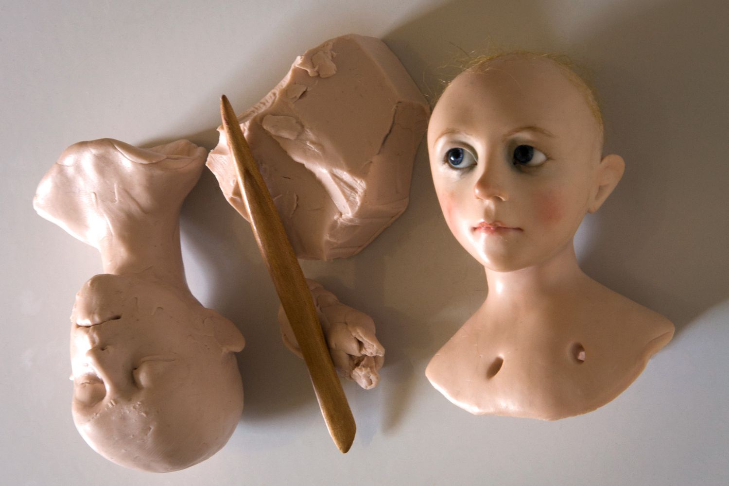 娃娃的头被雕刻出粘土