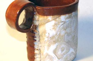 厚板制成的陶器杯