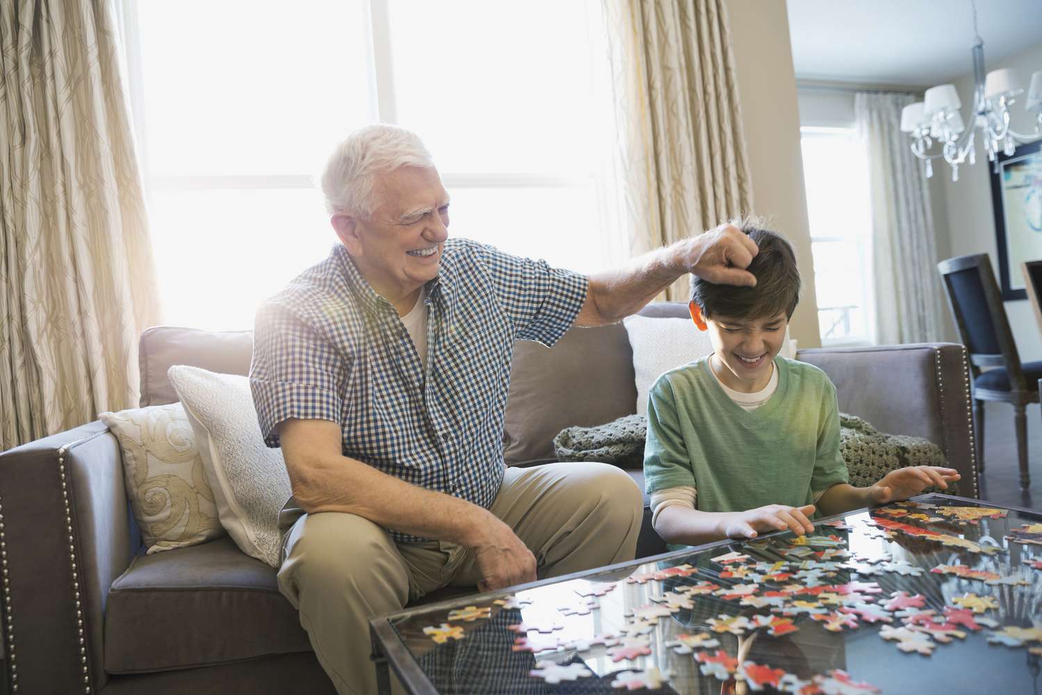 爷爷和孙子在玩拼图游戏