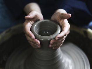 手的女人享受陶器