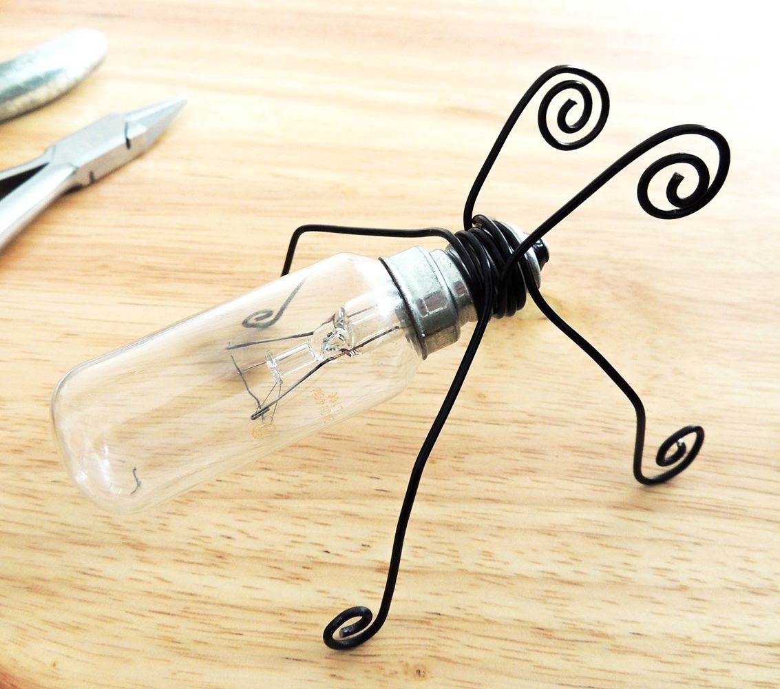 DIY萤火虫灯泡和线制成的装饰品。