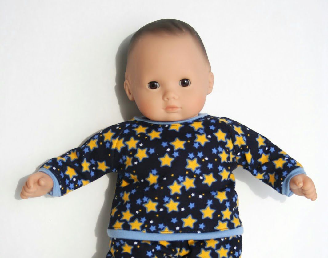 娃娃穿着黄色恒星的睡衣