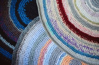 手工制作的祖母地毯由老旧衣服。重用和回收再利用的概念,在日常生活中“零浪费、生态