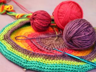 现在是时间为工艺项目-编织彩虹贝雷帽