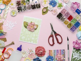 纸花、剪刀、自制卡片,纸和剪贴簿项目粉红色背景