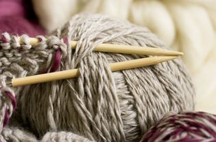 编织针和羊毛