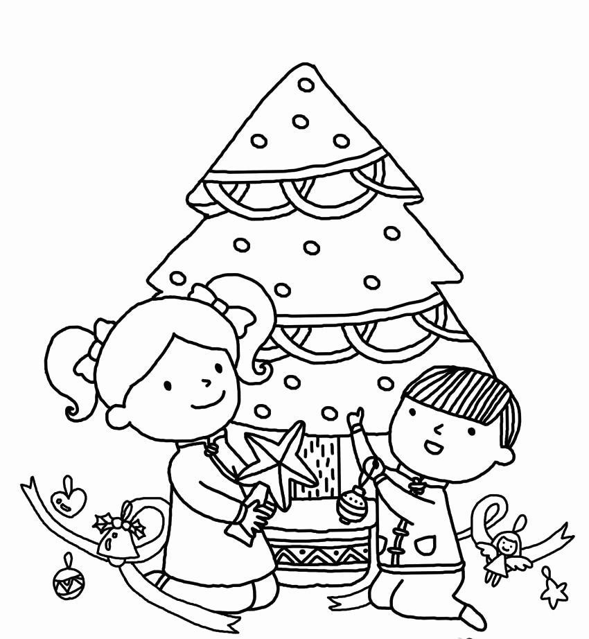 一个男孩和一个女孩在装饰圣诞树