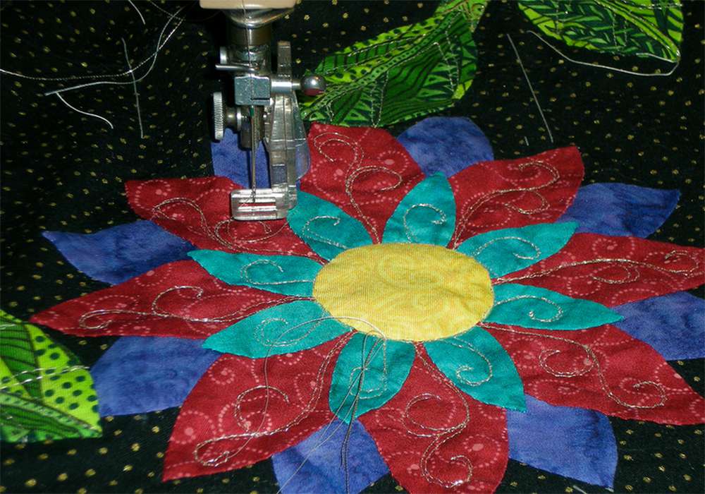 Machine quilting sewing sewing a flower pattern.