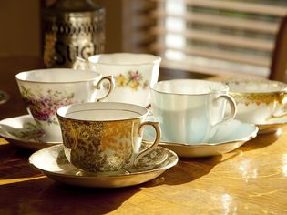 古董茶杯和茶托收集