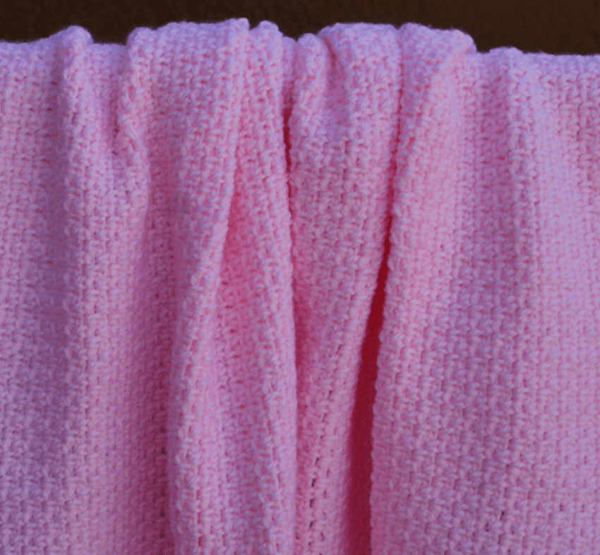 粉红色钩针编织的婴儿毛毯