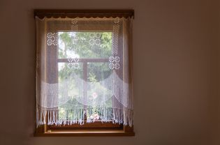 民间钩针木制窗户上的窗帘