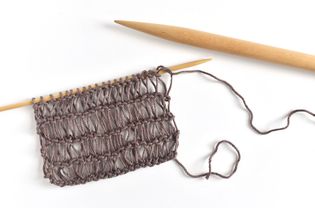 两种尺寸的编织针上的Condo编织样品